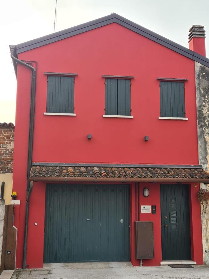 诺阿莱Novalesi Red House别墅 外观 照片